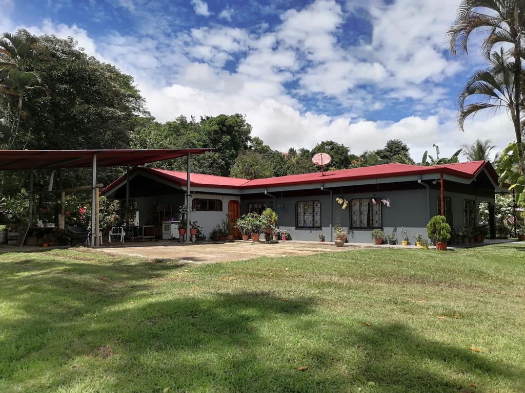 5 BED HOME WITH BEAUTIFUL GARDEN IN SANTA ROSA, PEREZ ZELEDON Pérez